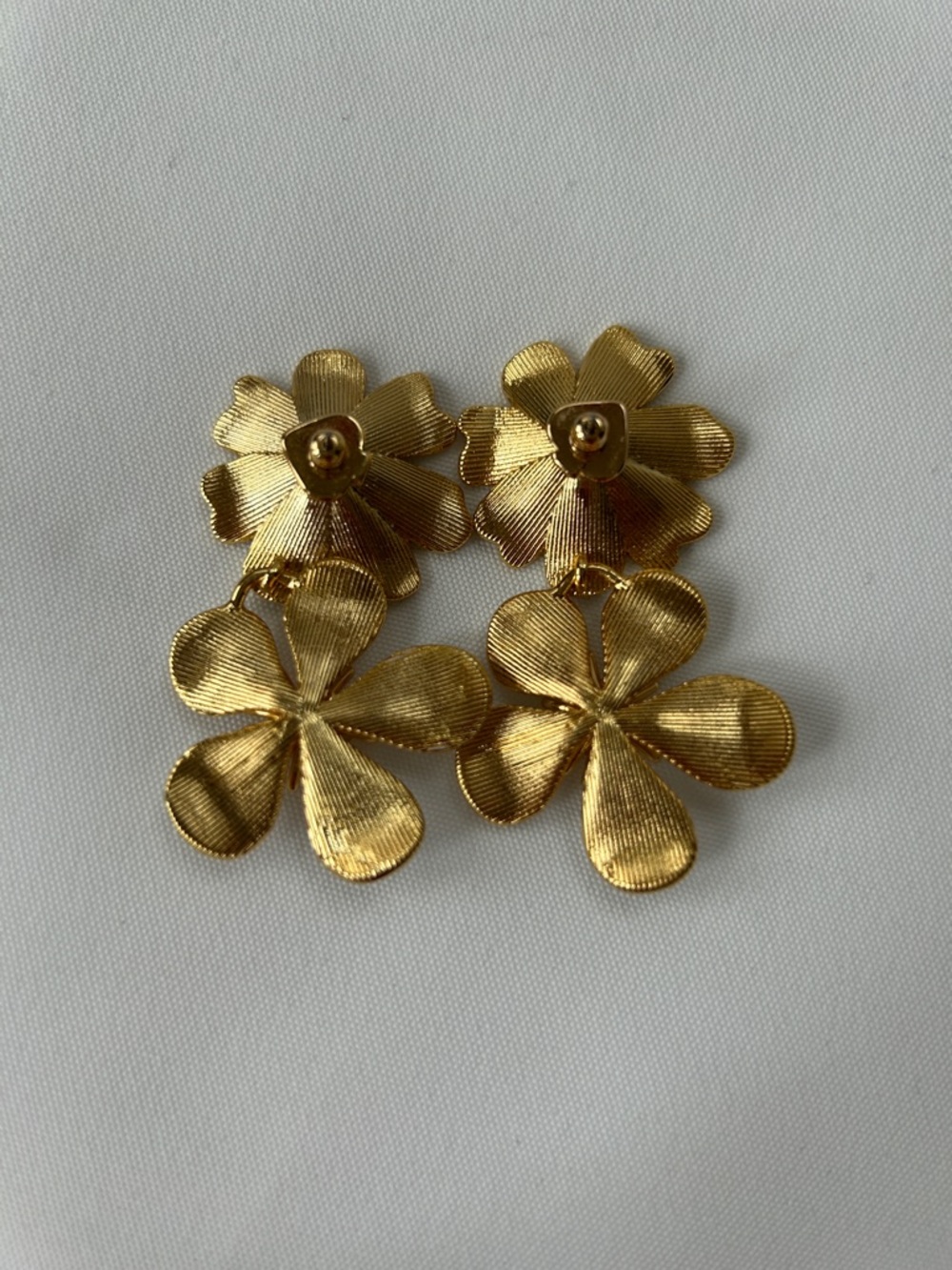 Floral statement earrings - Picture 2 of 3